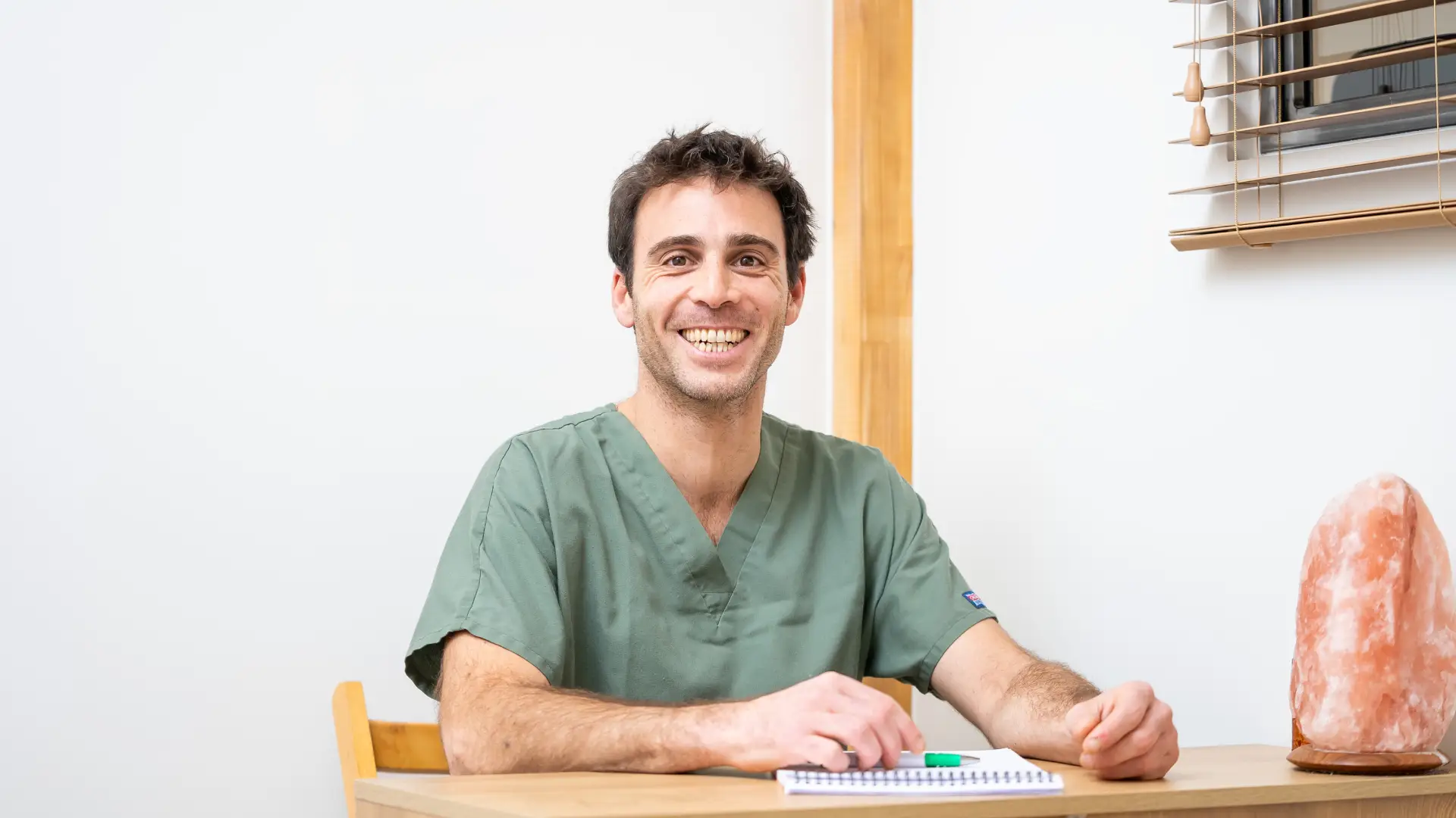 David ZERBIB à Narbonne assis à son bureau avec un air accueillant